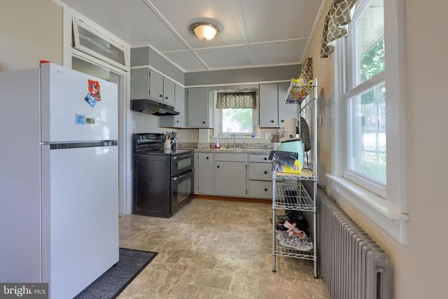 121 W PENN AVE, Wernersville, PA 19565