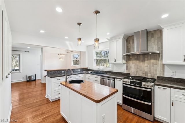379 N Aurora Road, Aurora, OH 44202