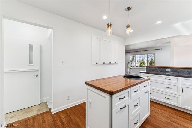 379 N Aurora Road, Aurora, OH 44202
