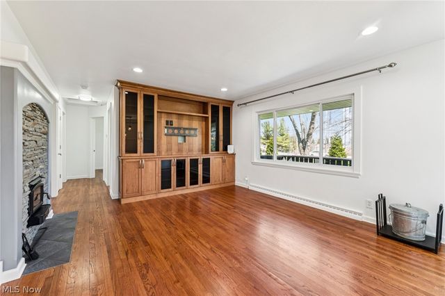 379 N Aurora Road, Aurora, OH 44202