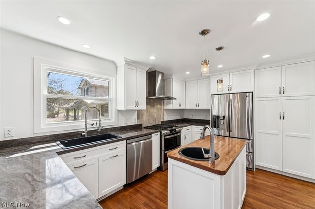 379 N Aurora Road, Aurora, OH 44202