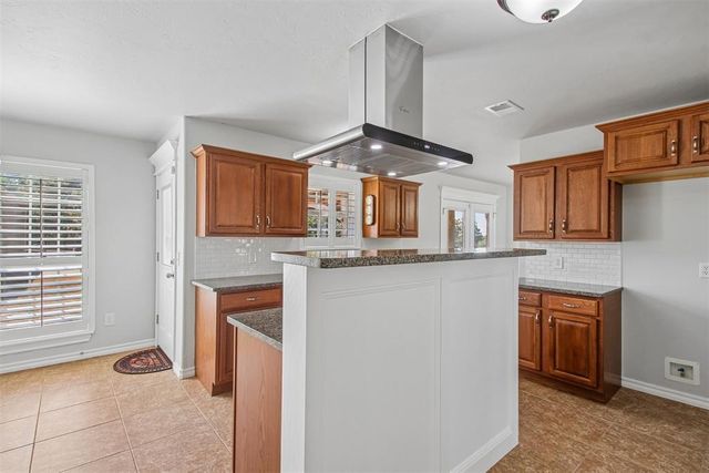 17250 Cottonwood Court, Newalla, OK 74857