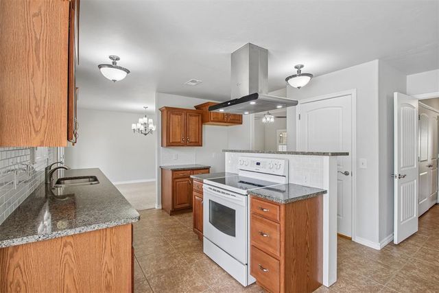 17250 Cottonwood Court, Newalla, OK 74857