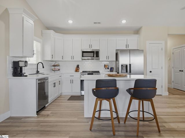 255 R C Thompson Road, Chesnee, SC 29323