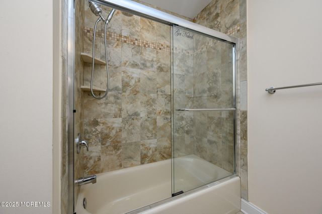 25 White Oak Lane, Aberdeen, NJ 07747