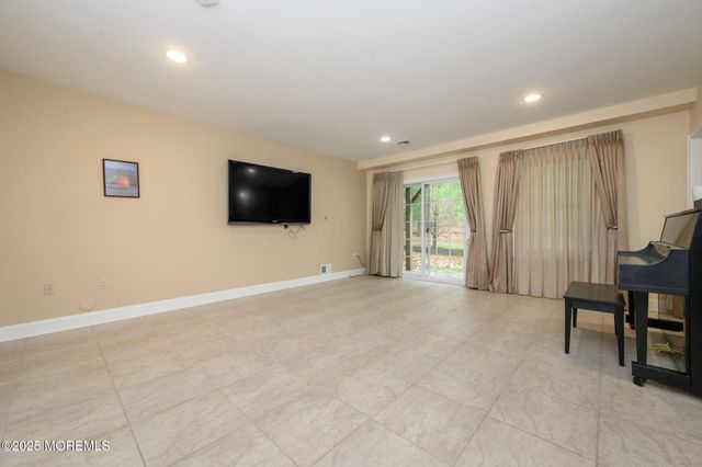 25 White Oak Lane, Aberdeen, NJ 07747