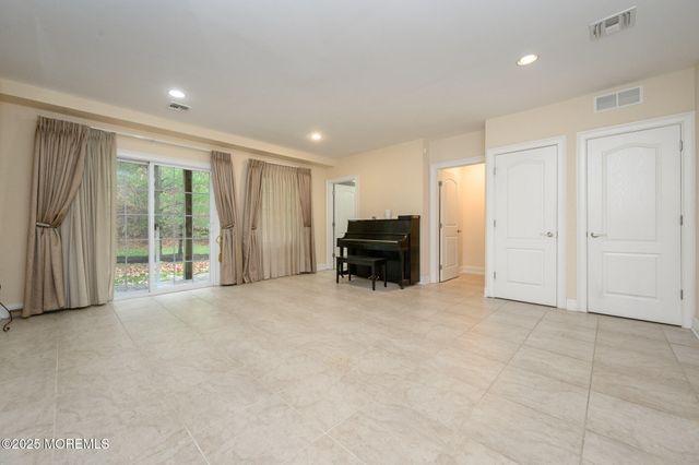 25 White Oak Lane, Aberdeen, NJ 07747