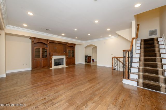 25 White Oak Lane, Aberdeen, NJ 07747