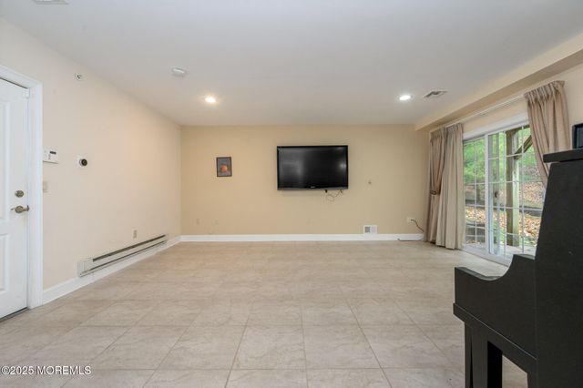 25 White Oak Lane, Aberdeen, NJ 07747