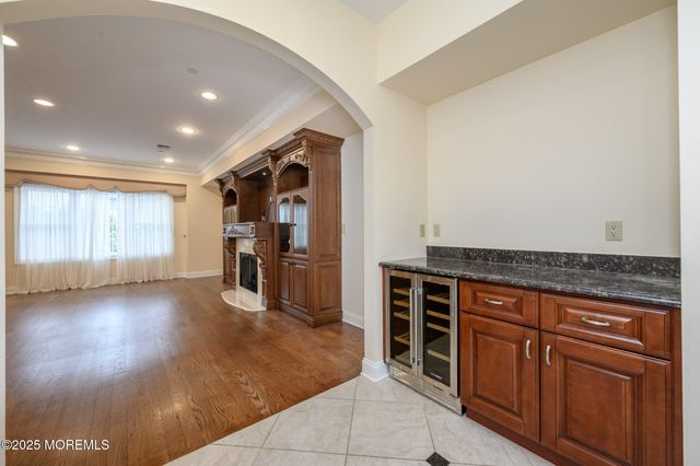 25 White Oak Lane, Aberdeen, NJ 07747