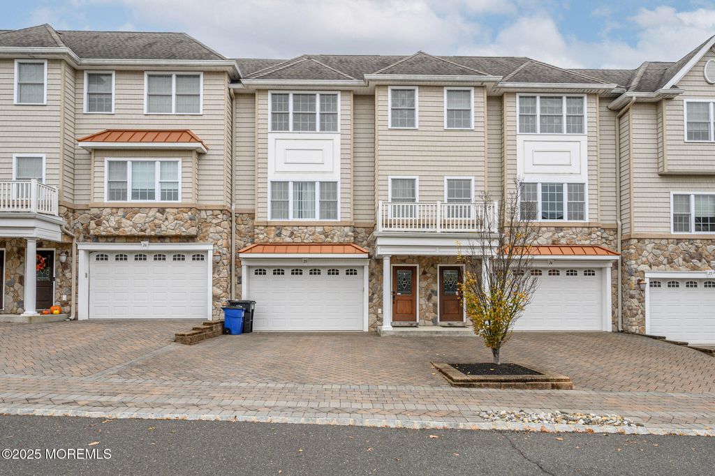 25 White Oak Lane, Aberdeen, NJ 07747