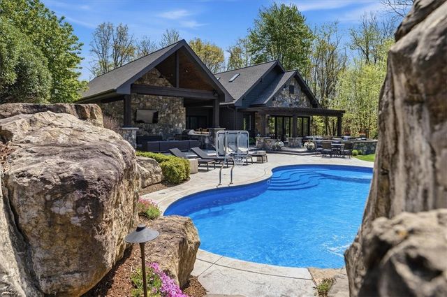5709 N Montour Rd, Richland, PA 15044