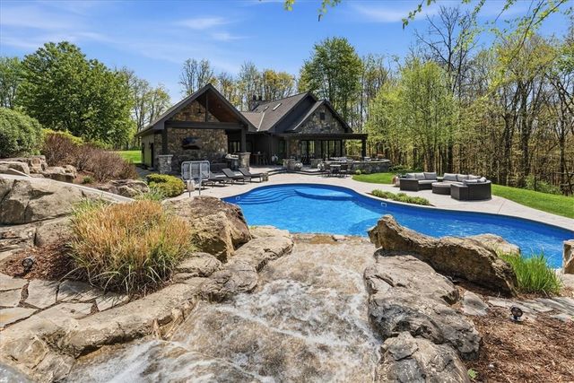 5709 N Montour Rd, Richland, PA 15044