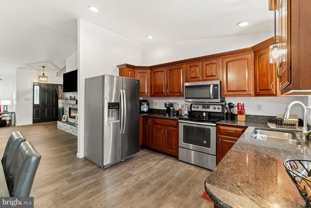 17 MAYFLOWER DR, Jonestown, PA 17038