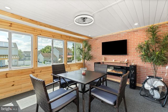 17 MAYFLOWER DR, Jonestown, PA 17038