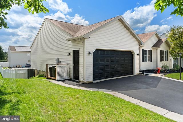 17 MAYFLOWER DR, Jonestown, PA 17038