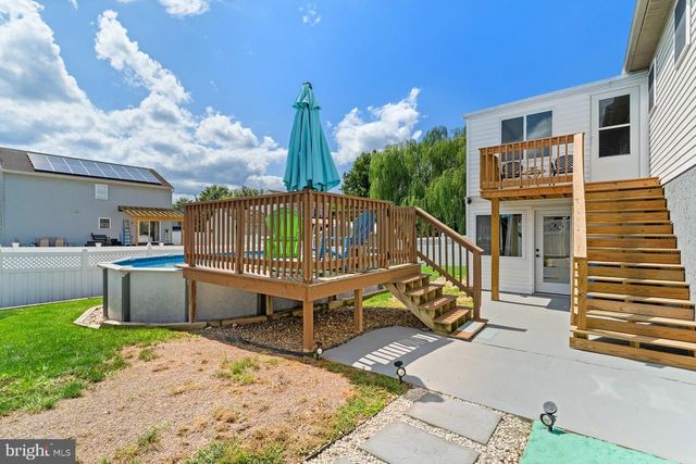 17 MAYFLOWER DR, Jonestown, PA 17038