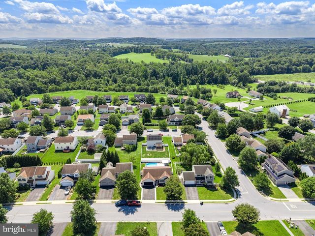 17 MAYFLOWER DR, Jonestown, PA 17038
