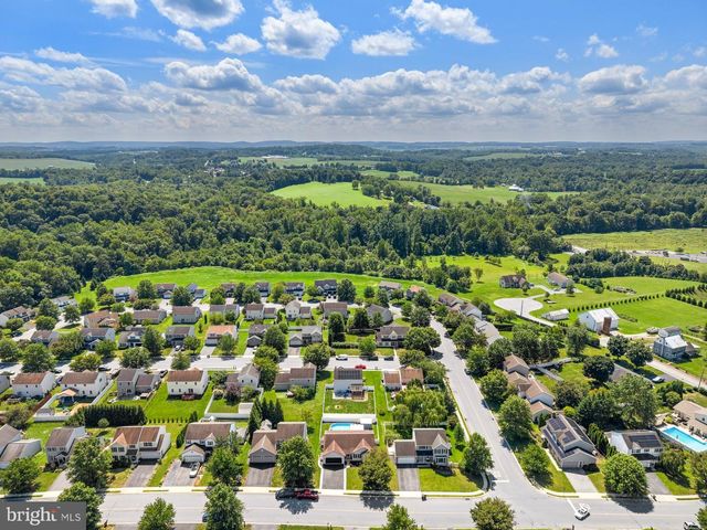 17 MAYFLOWER DR, Jonestown, PA 17038