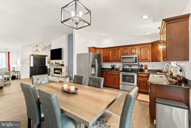 17 MAYFLOWER DR, Jonestown, PA 17038