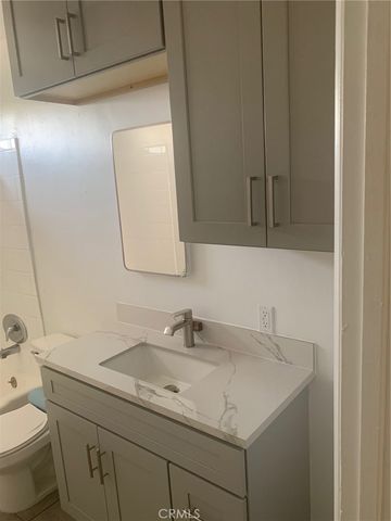 11818 Victory Boulevard, North Hollywood, CA 91606