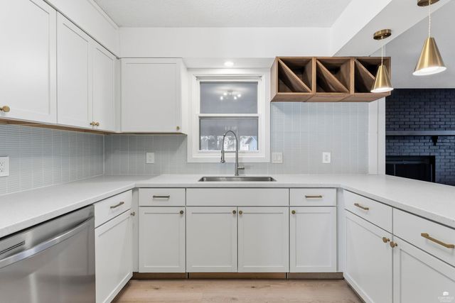 2113 Farmingdale Court, Manhattan, KS 66503