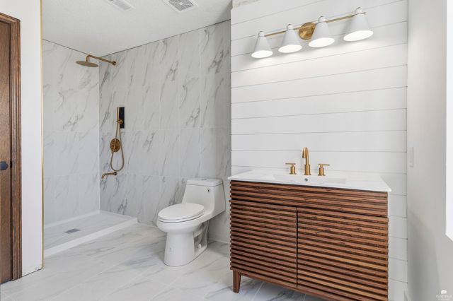 2113 Farmingdale Court, Manhattan, KS 66503