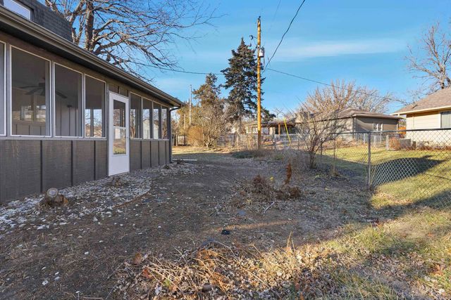 2113 Farmingdale Court, Manhattan, KS 66503