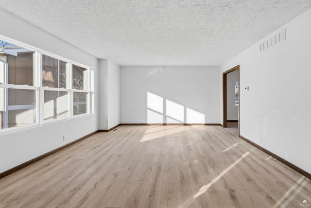 2113 Farmingdale Court, Manhattan, KS 66503