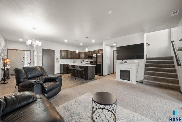 2554 E Meadowside Pl, Sioux Falls, SD 57108