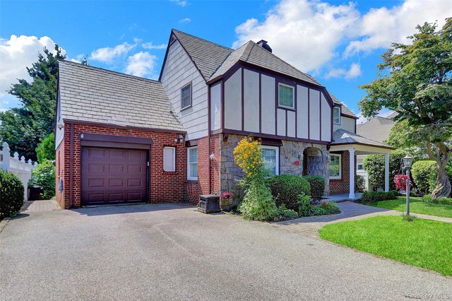 121 6th Street, Hicksville, NY 11801