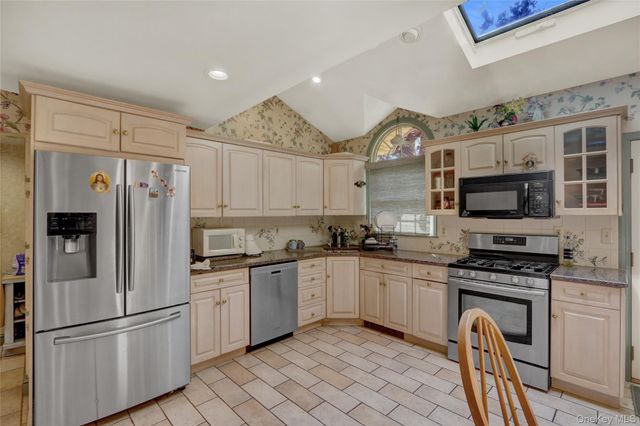 121 6th Street, Hicksville, NY 11801