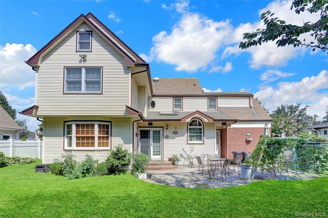 121 6th Street, Hicksville, NY 11801