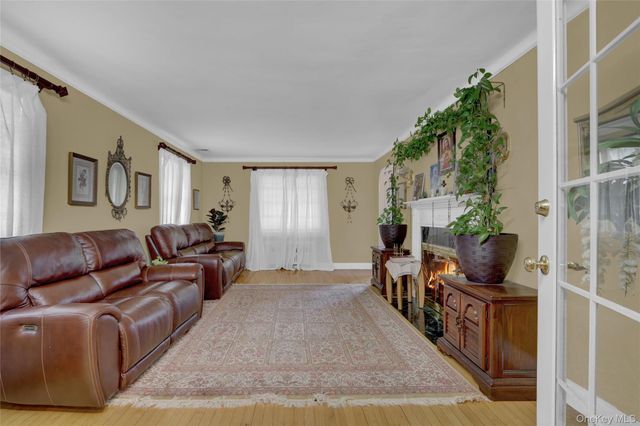 121 6th Street, Hicksville, NY 11801