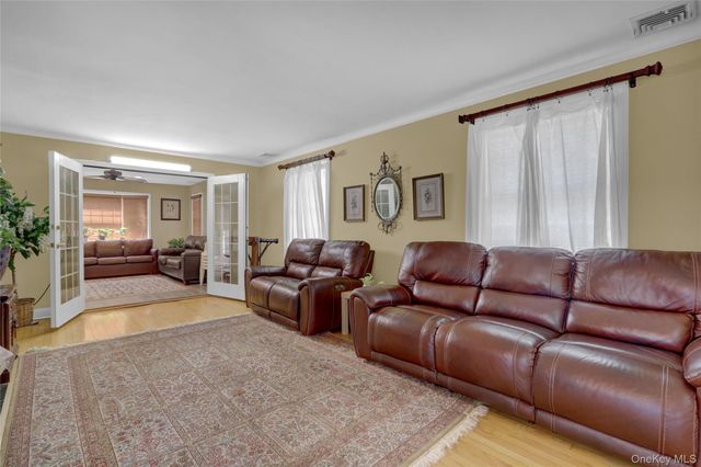 121 6th Street, Hicksville, NY 11801