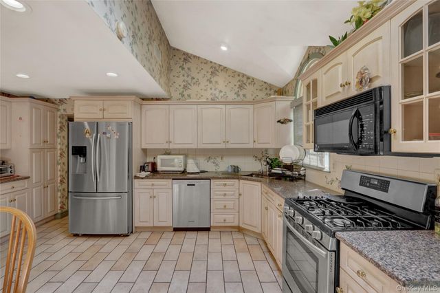 121 6th Street, Hicksville, NY 11801