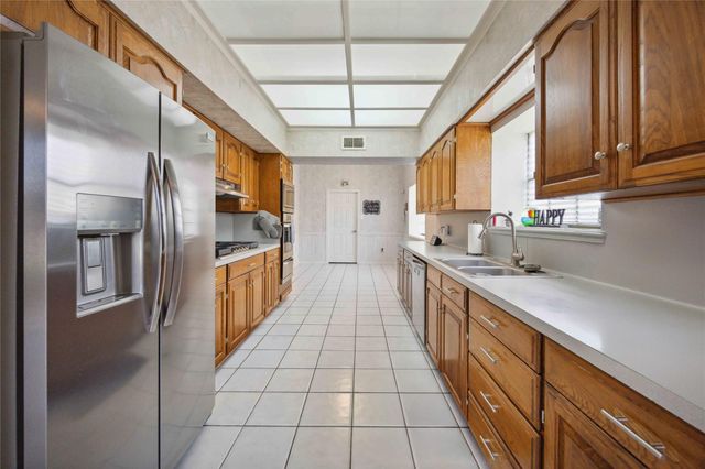 2701 11th Street N, Texas City, TX 77590