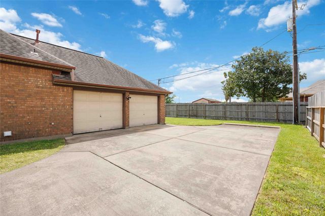 2701 11th Street N, Texas City, TX 77590