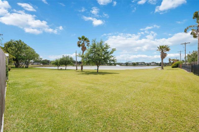 2701 11th Street N, Texas City, TX 77590