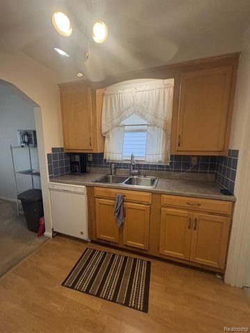 21555 Panama Avenue, Warren, MI 48091