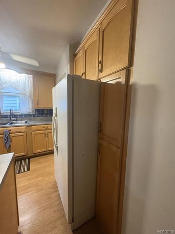 21555 Panama Avenue, Warren, MI 48091