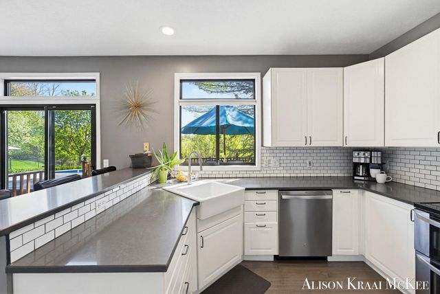 100 Rollingbrook NE, Ada, MI 49301