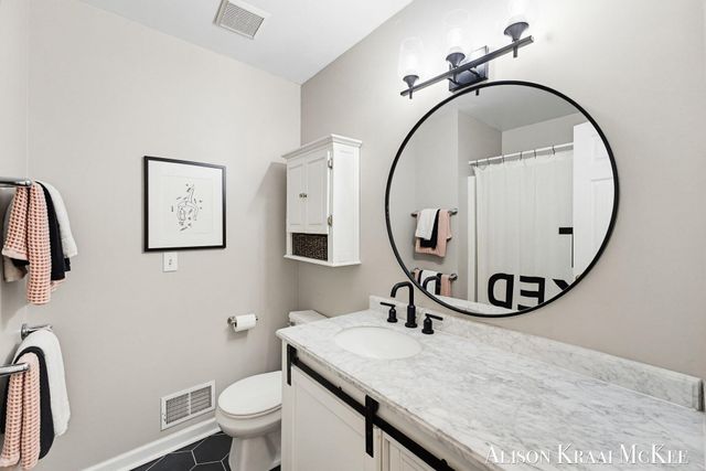 100 Rollingbrook NE, Ada, MI 49301