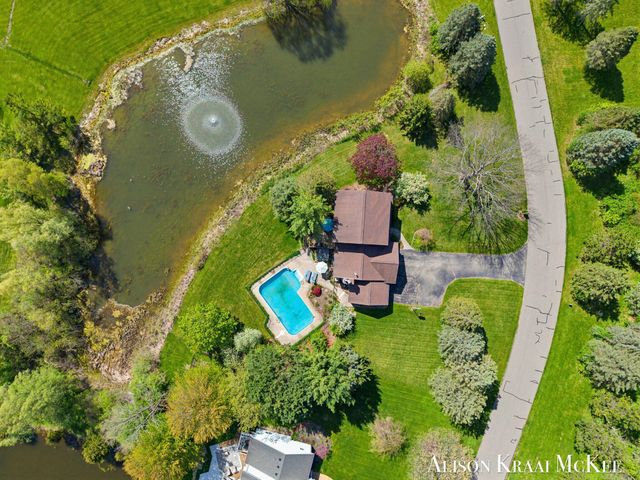 100 Rollingbrook NE, Ada, MI 49301
