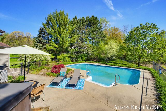 100 Rollingbrook NE, Ada, MI 49301