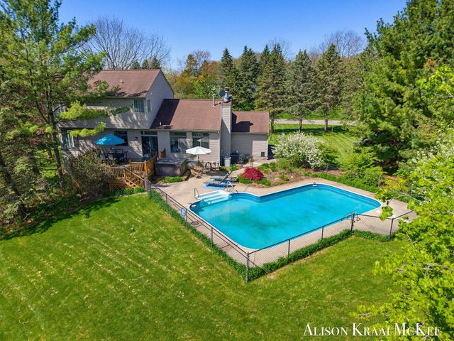 100 Rollingbrook NE, Ada, MI 49301