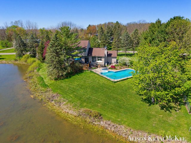 100 Rollingbrook NE, Ada, MI 49301