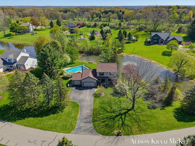 100 Rollingbrook NE, Ada, MI 49301