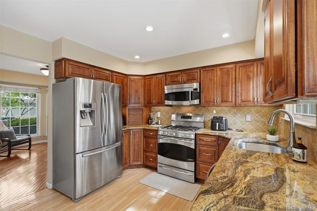 2216 Lone Wolf Lane 138, Canton Charter Township, MI 48188
