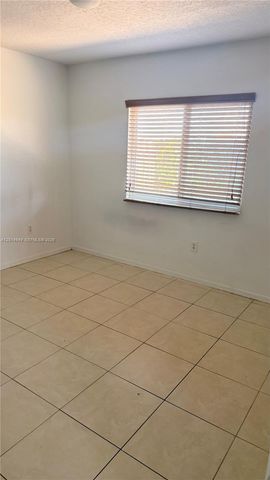 990 NE 33rd Ter 104, Homestead, FL 33033